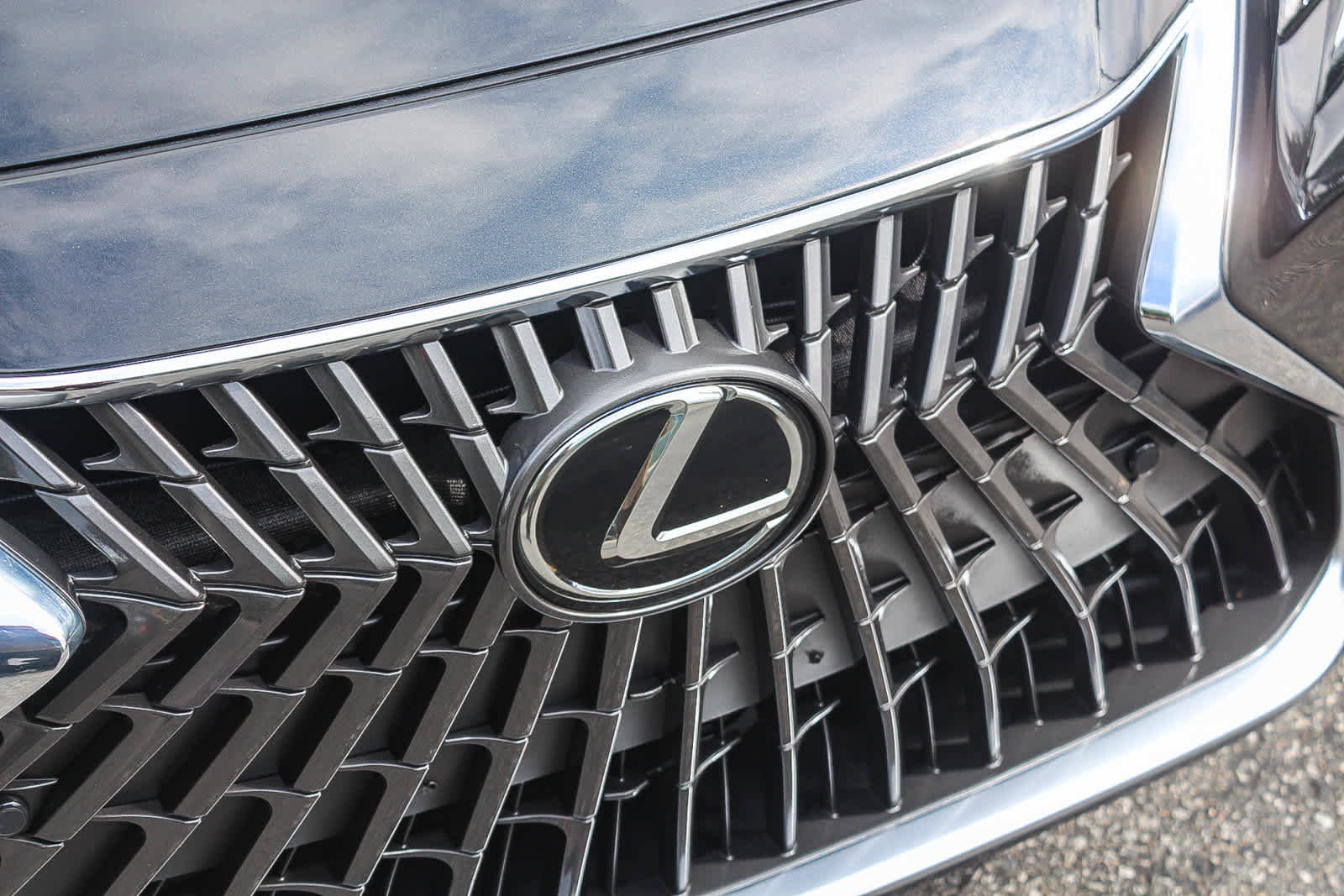 Used 2025 Lexus ES 300h w/ Premium Package image 17