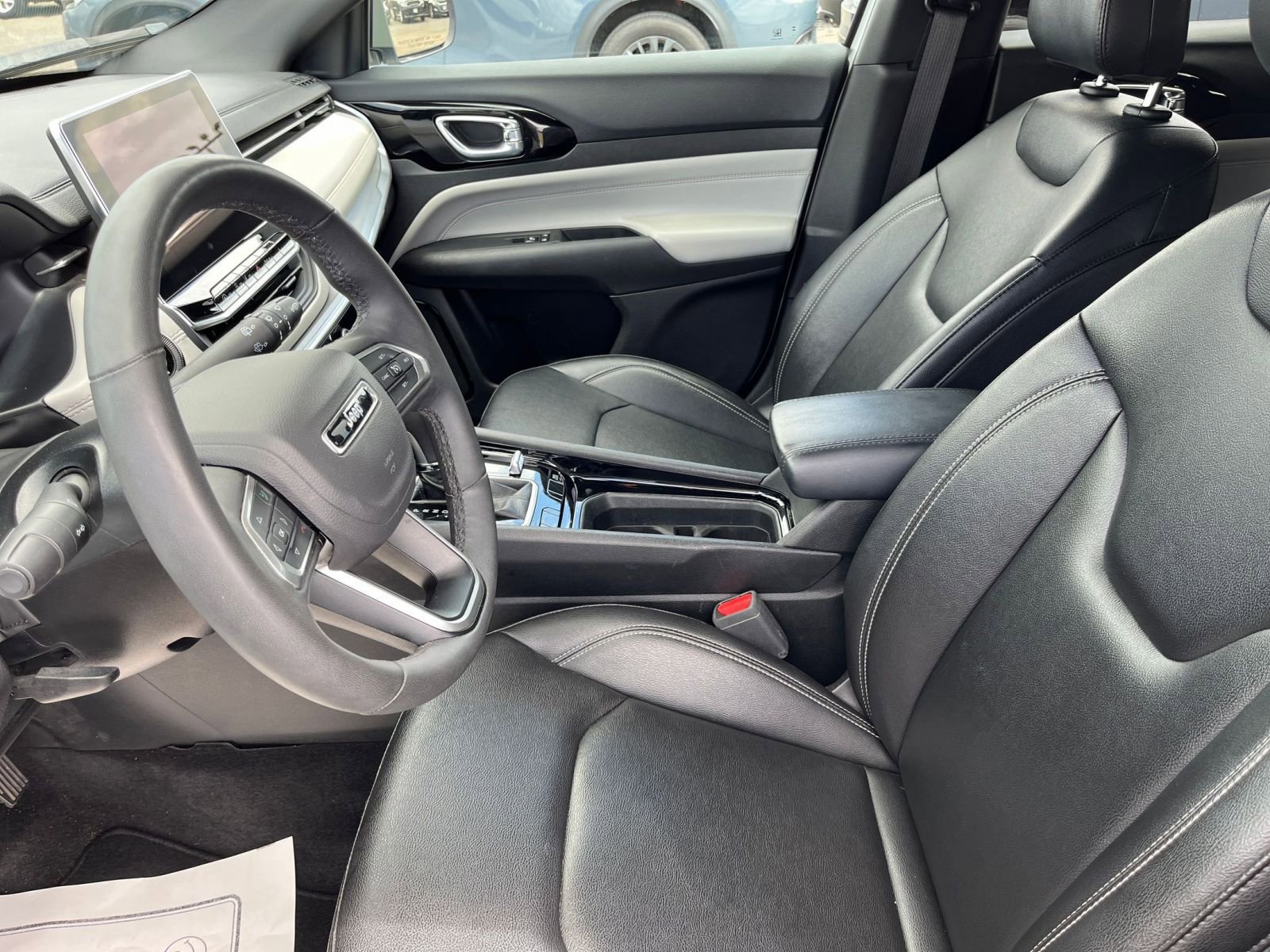 Used 2025 Jeep Compass Limited image 28