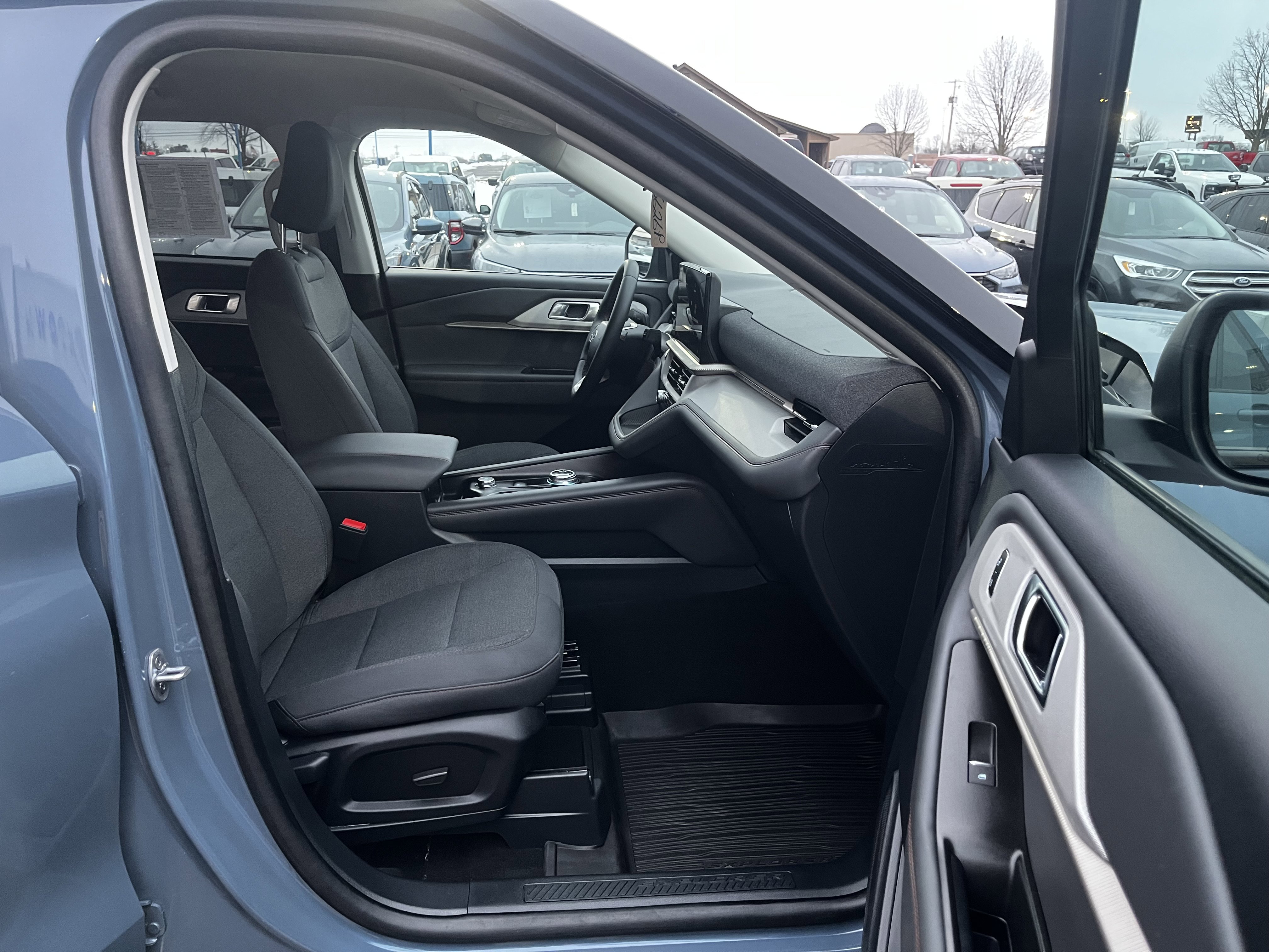 Used 2025 Ford Explorer Active AWD/4WD image 11