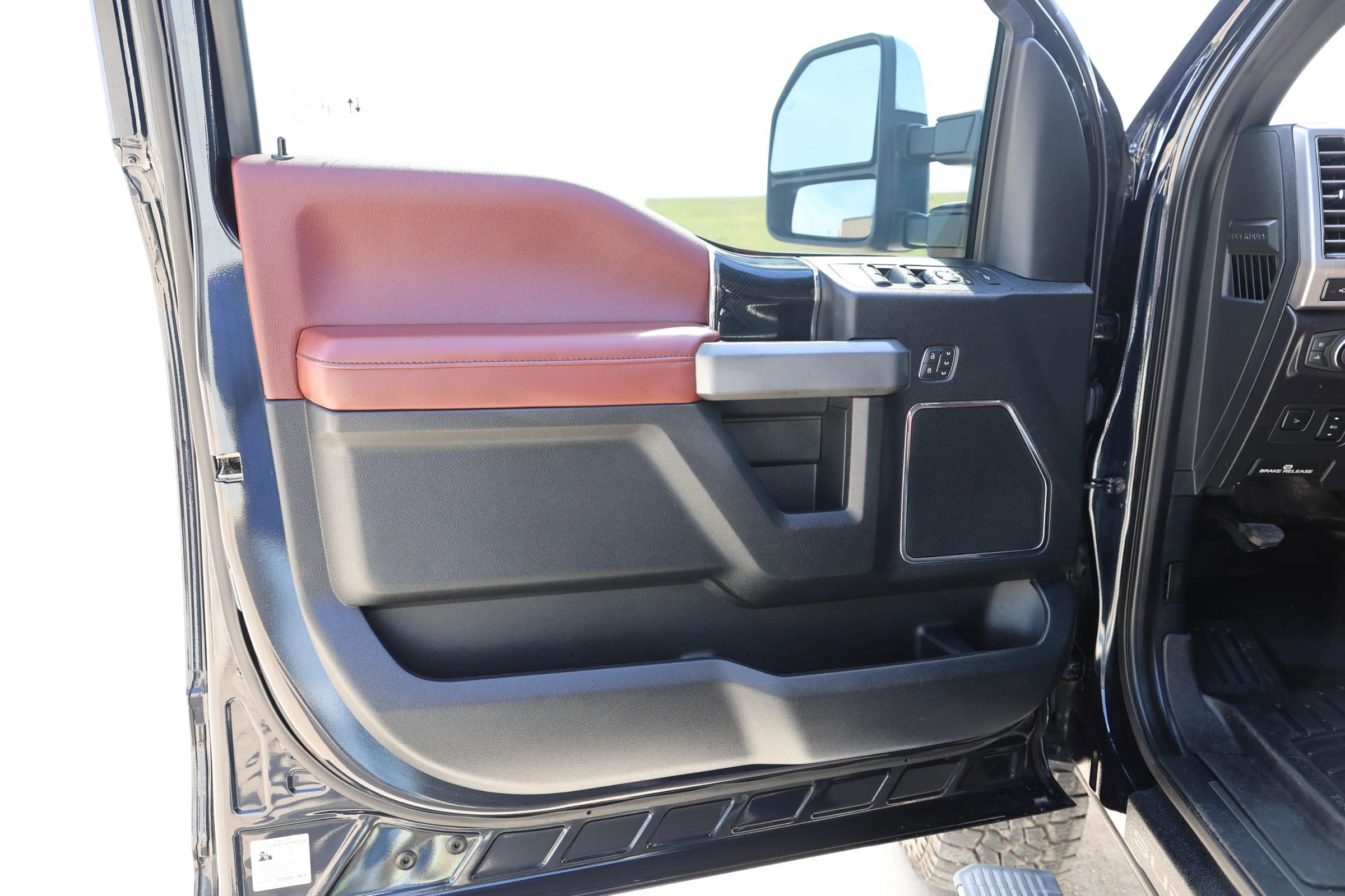 Used 2021 Ford F350 Platinum w/ Tremor Off-Road Package image 35