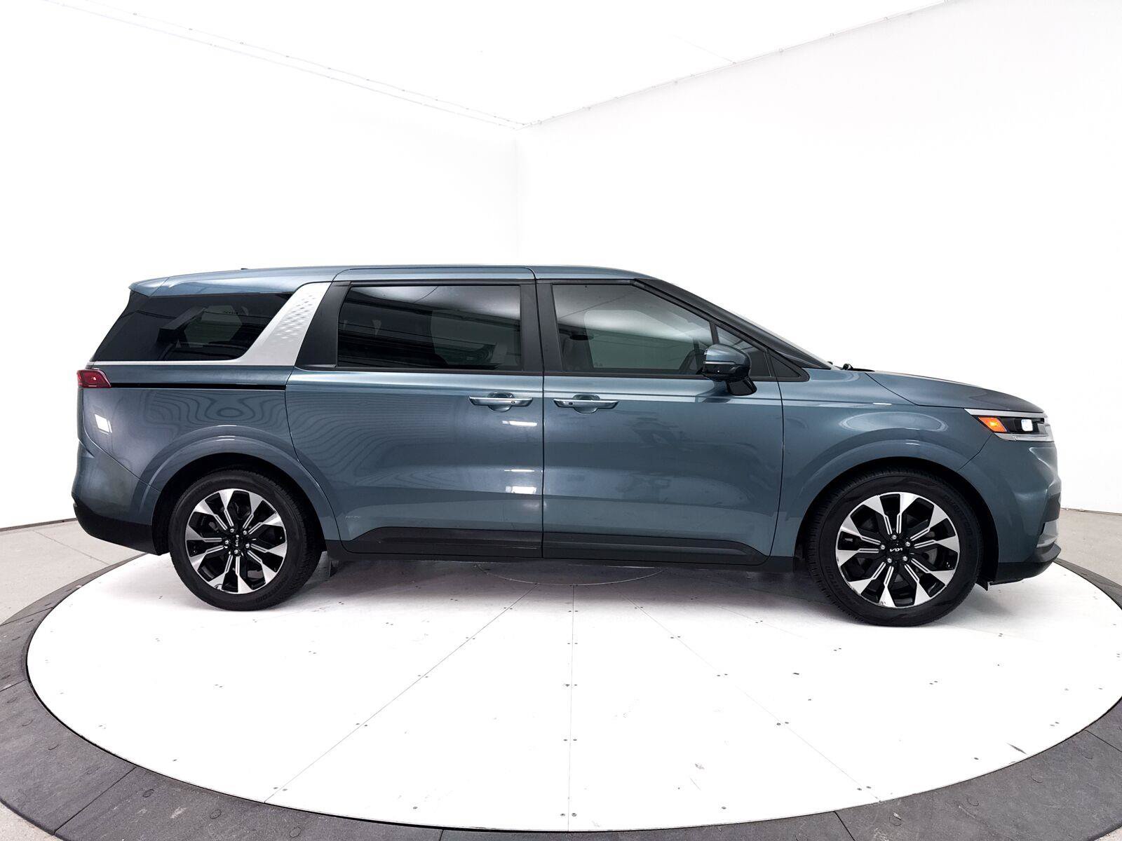 Used 2023 Kia Carnival EX FWD image 36