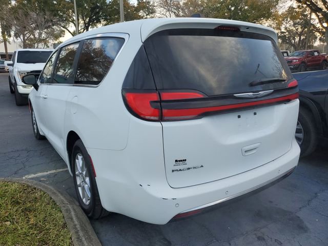 Used 2024 Chrysler Pacifica Touring-L image 3