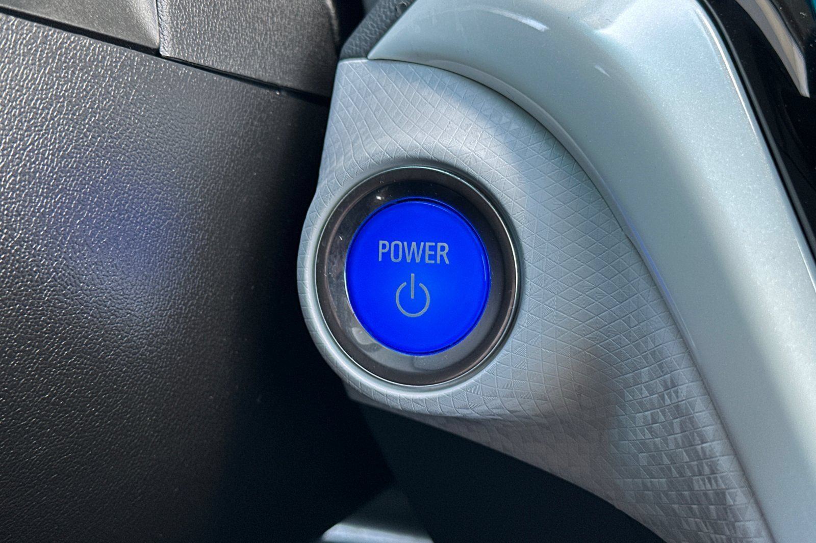 Used 2020 Chevrolet Bolt Premier w/ Infotainment Package FWD image 28