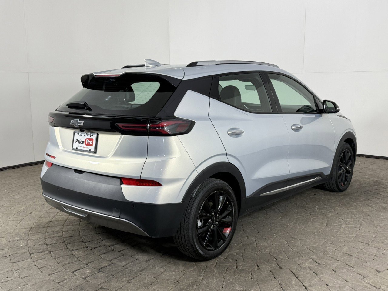 Used 2023 Chevrolet Bolt EUV Premier w/ Sun & Sound Package FWD image 9