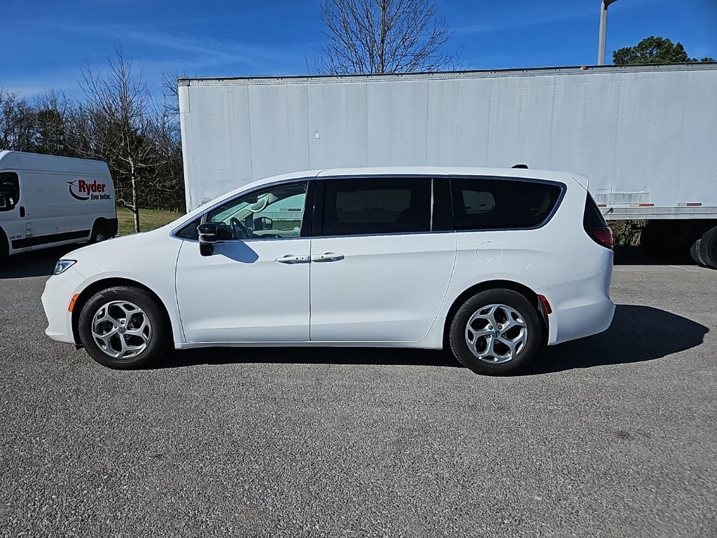Used 2024 Chrysler Pacifica Limited image 4