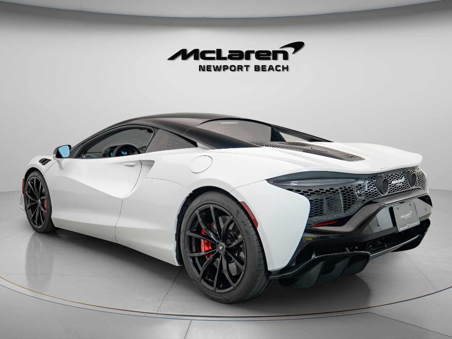 Used 2023 McLaren Artura RWD image 4