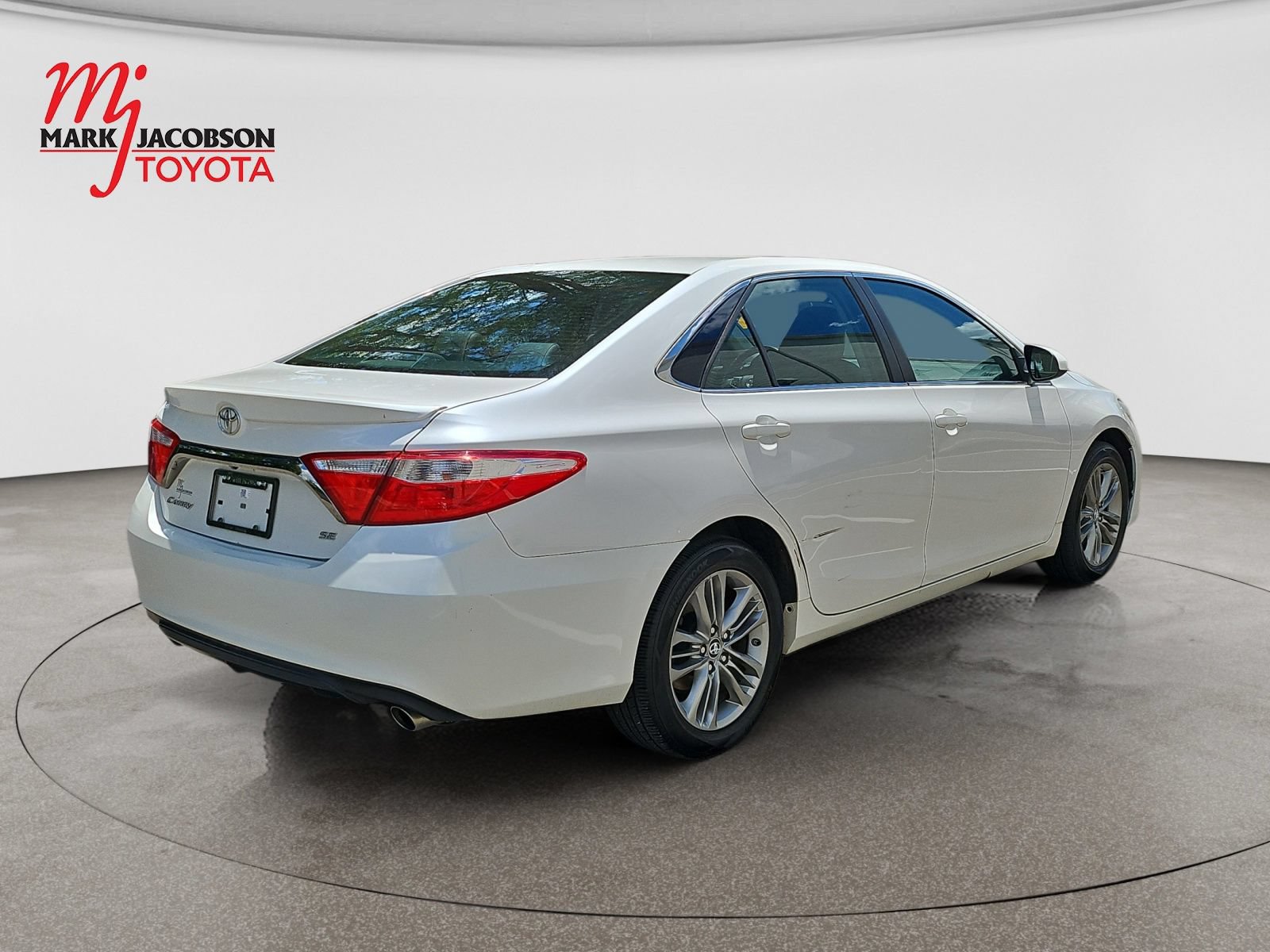 Used 2015 Toyota Camry SE FWD image 7