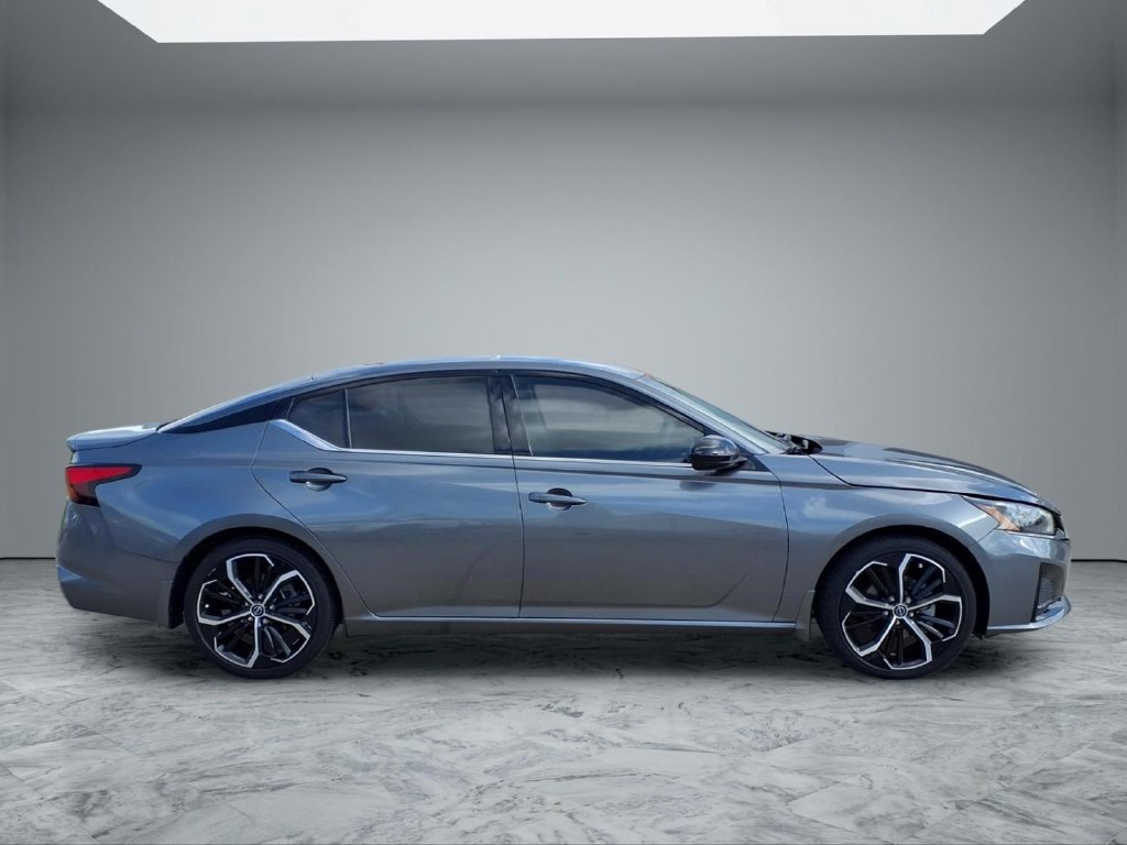 Used 2023 Nissan Altima 2.5 SR FWD image 8