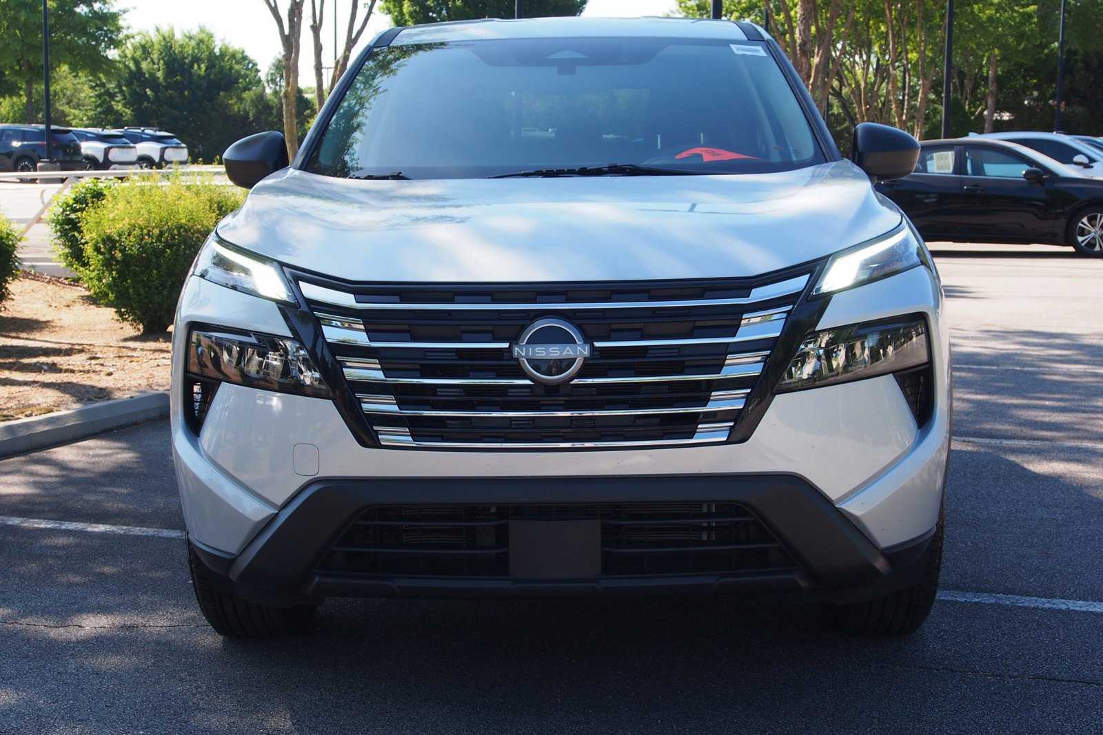 Used 2025 Nissan Rogue S FWD image 2