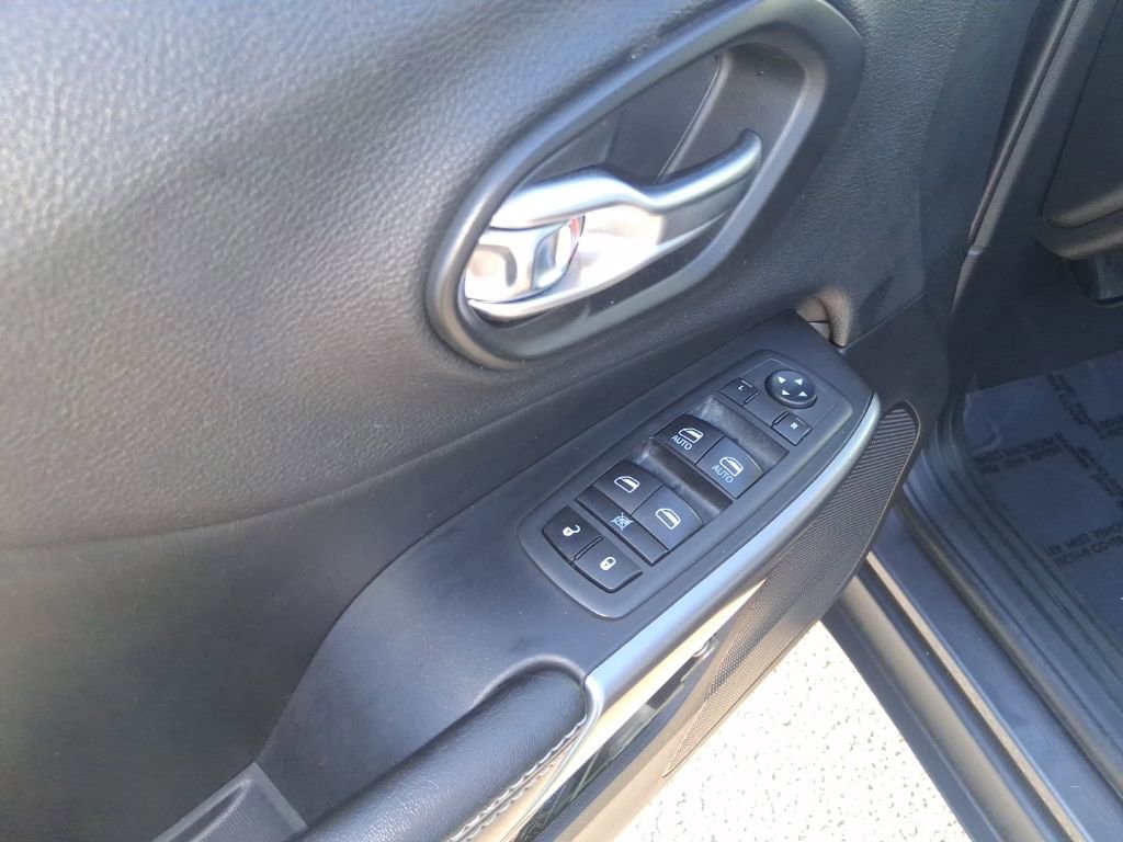 Used 2020 Jeep Cherokee Latitude Plus image 12