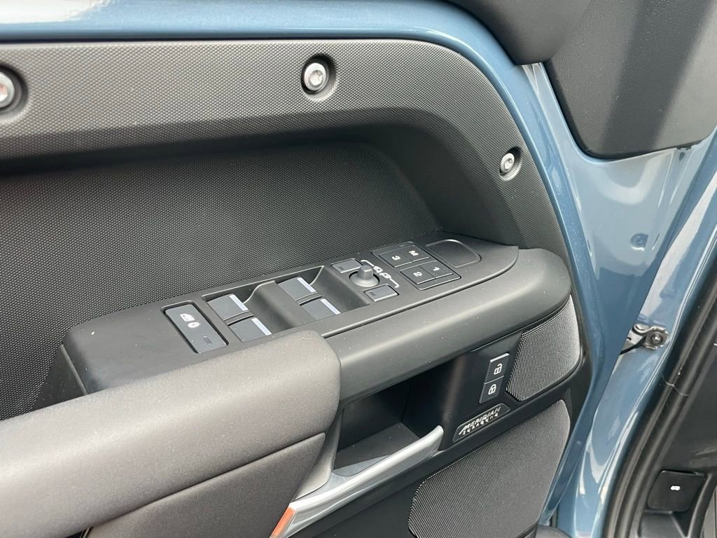 Used 2025 Land Rover Defender 110 X-Dynamic SE image 11