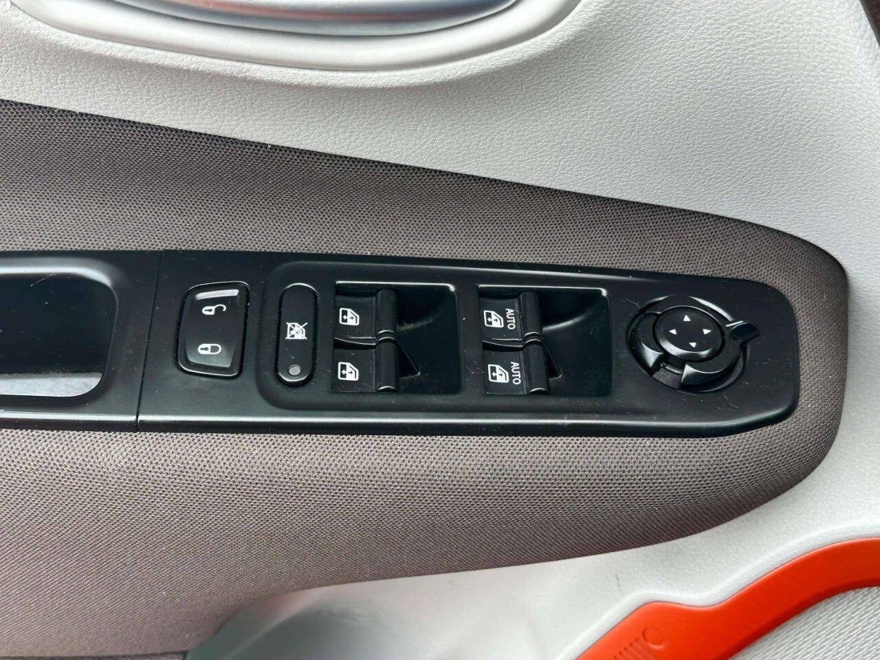 Used 2015 Jeep Renegade Latitude w/ Popular Equipment Group image 26