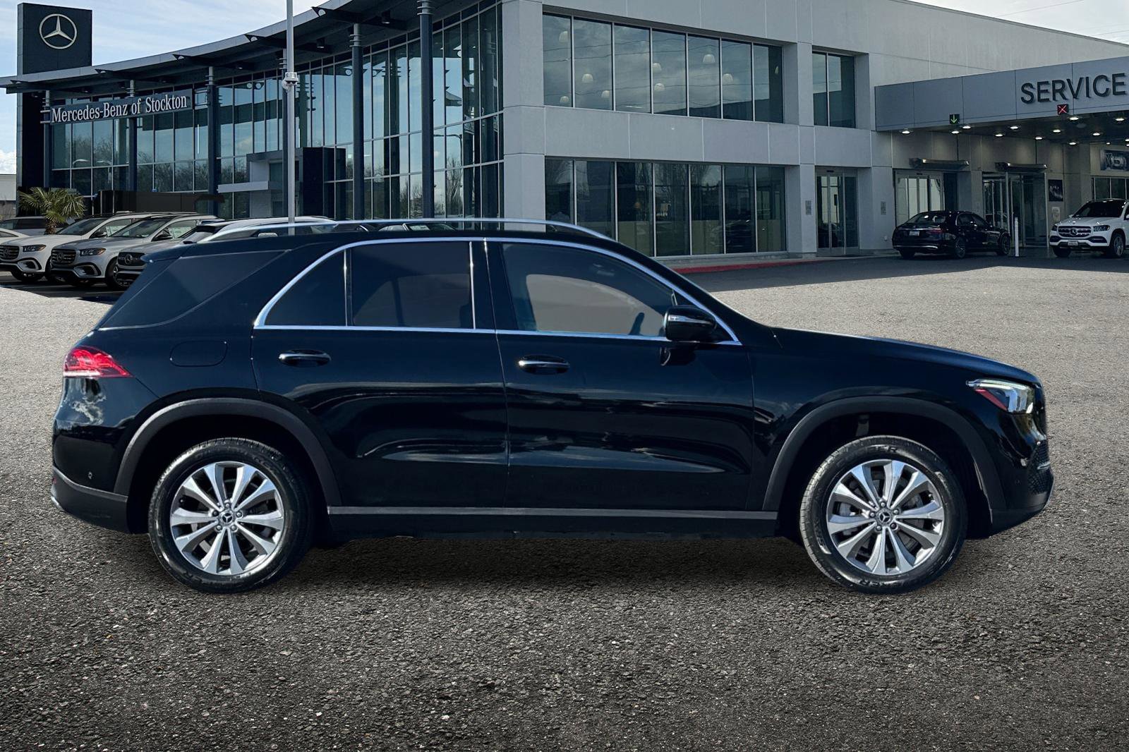 Certified 2022 Mercedes-Benz GLE 350 4MATIC w/ Premium Package image 3