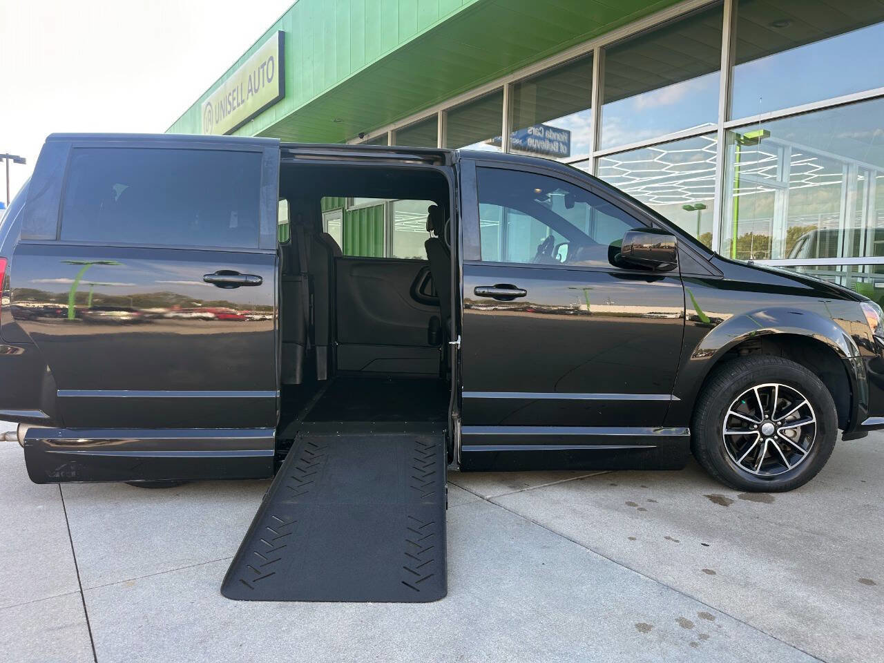 Used 2019 Dodge Grand Caravan SE image 18