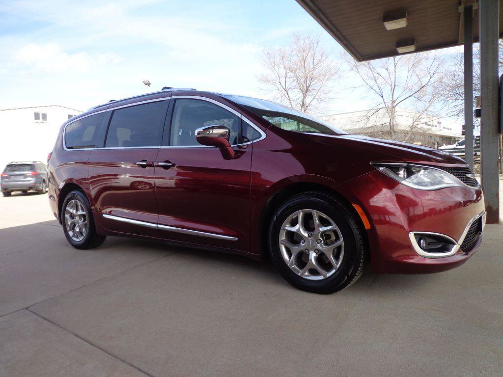 Used 2018 Chrysler Pacifica Limited image 3