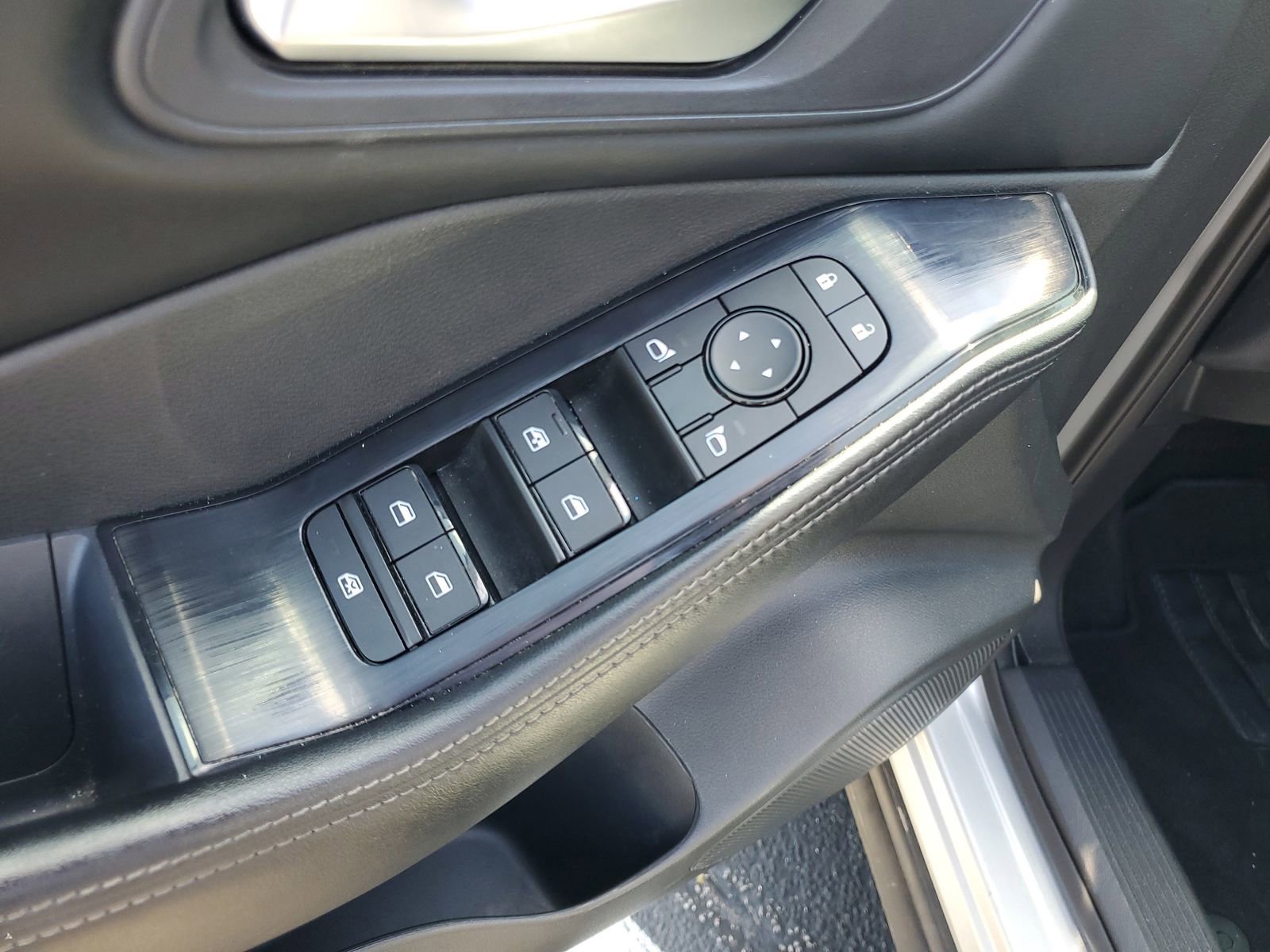 Used 2024 Nissan Rogue SV FWD image 9