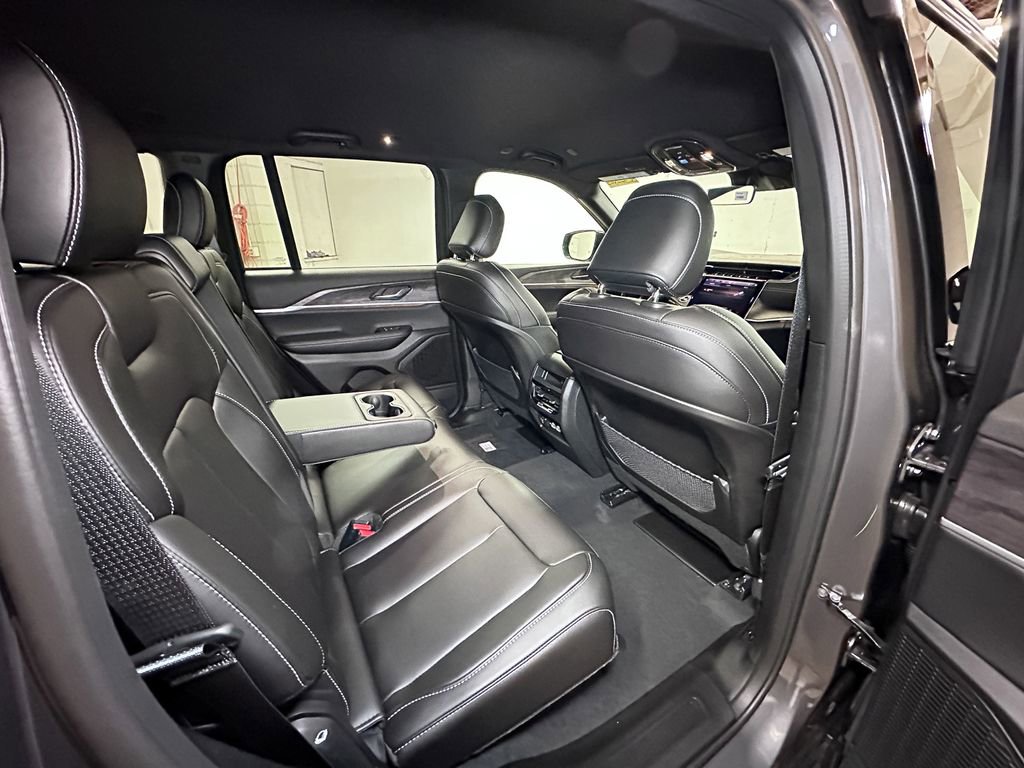 New 2025 Jeep Grand Cherokee Limited w/ Black Appearance Package image 4