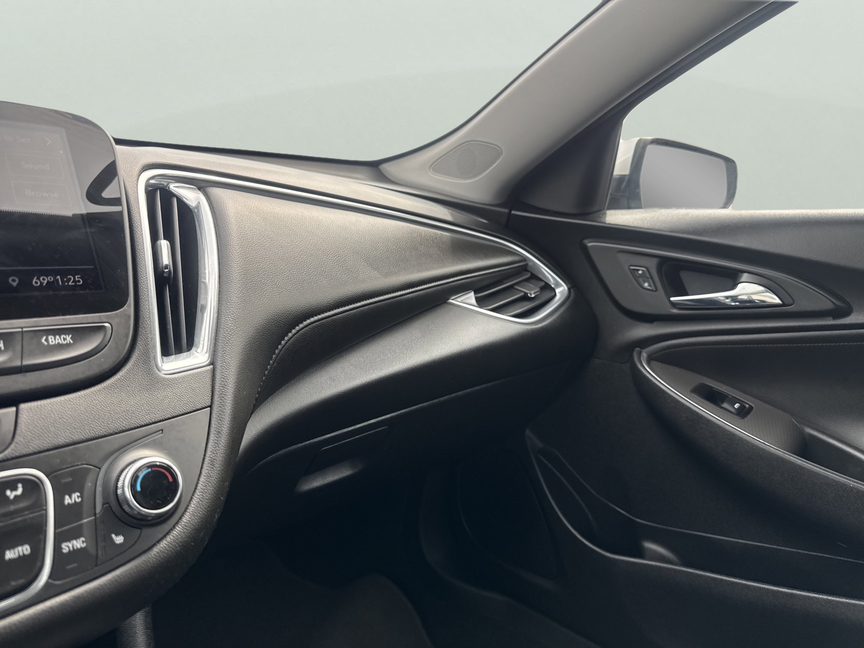Used 2020 Chevrolet Malibu LT w/ Leather Package FWD image 18