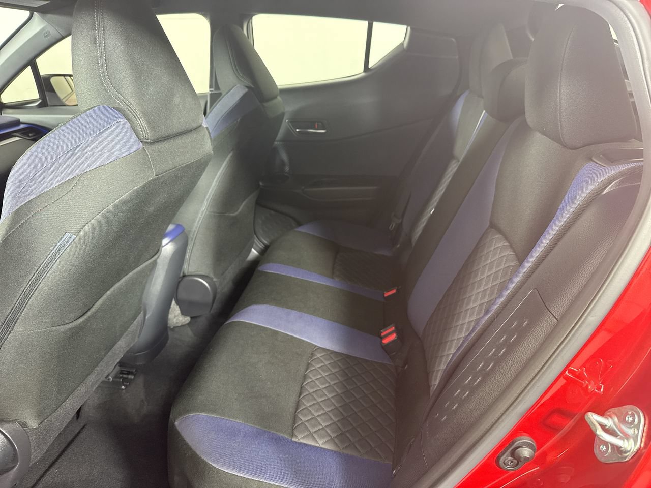 Used 2020 Toyota C-HR XLE FWD image 28