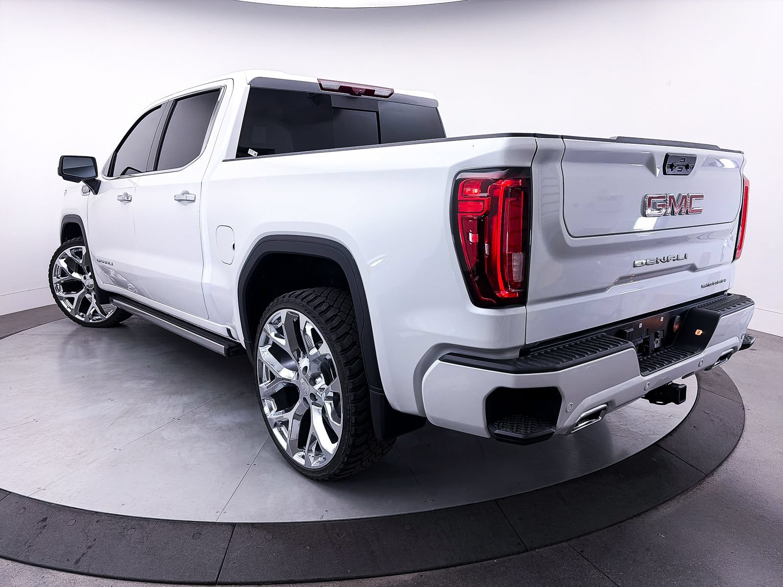 Used 2025 GMC Sierra 1500 Denali AWD/4WD image 2