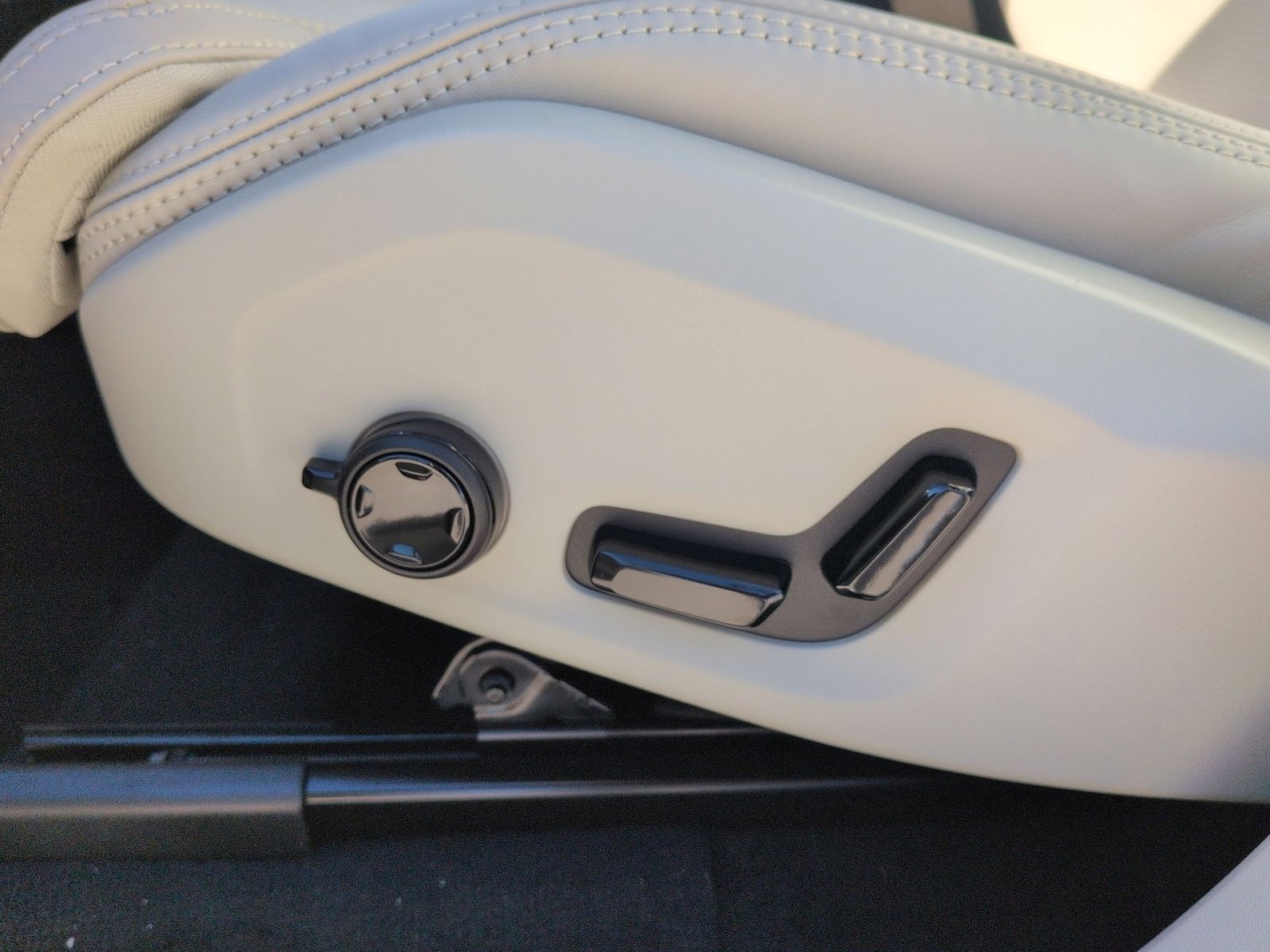 New 2026 Volvo XC90 B6 Ultra w/ Protection Package Premier image 14