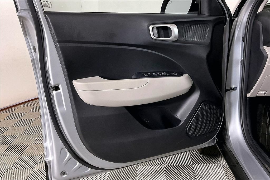 Used 2022 Hyundai Venue SEL FWD image 22