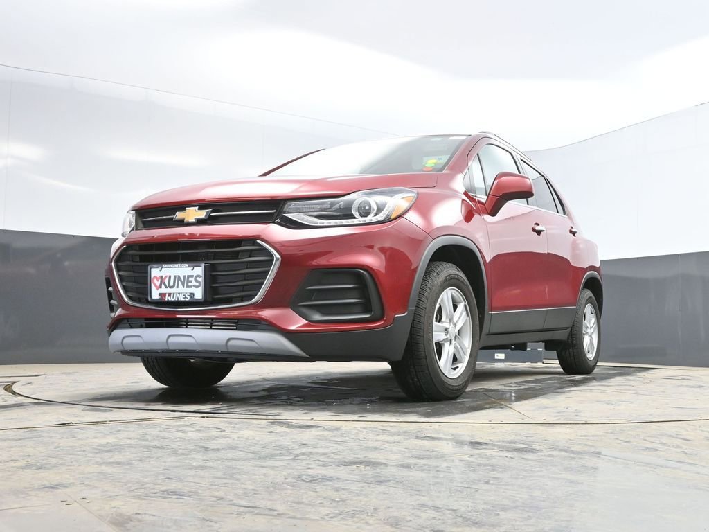 Used 2020 Chevrolet Trax LT w/ Sun & Sound Package image 33