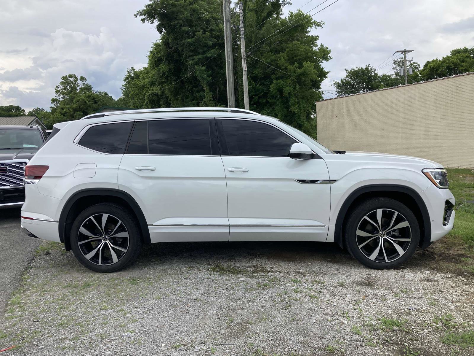 Used 2024 Volkswagen Atlas SEL Premium R-Line image 2