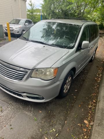 Used 2011 Chrysler Town & Country Touring w/ Entertainment Group #1 FWD image 3