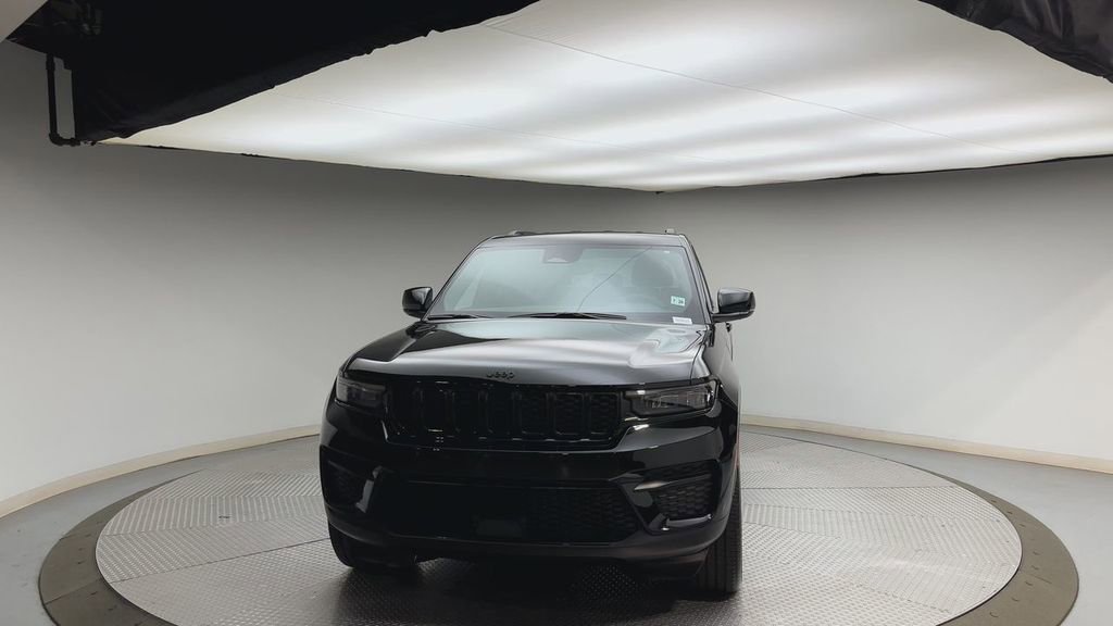 Used 2023 Jeep Grand Cherokee Altitude image 7