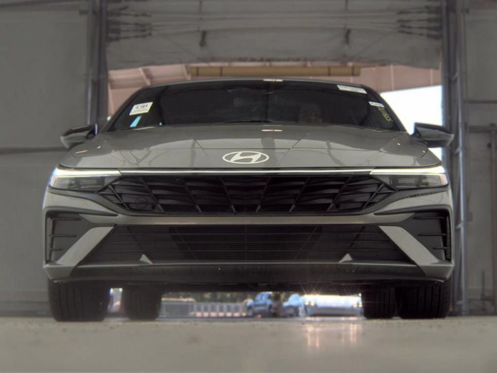 Used 2025 Hyundai Elantra Sport FWD image 3