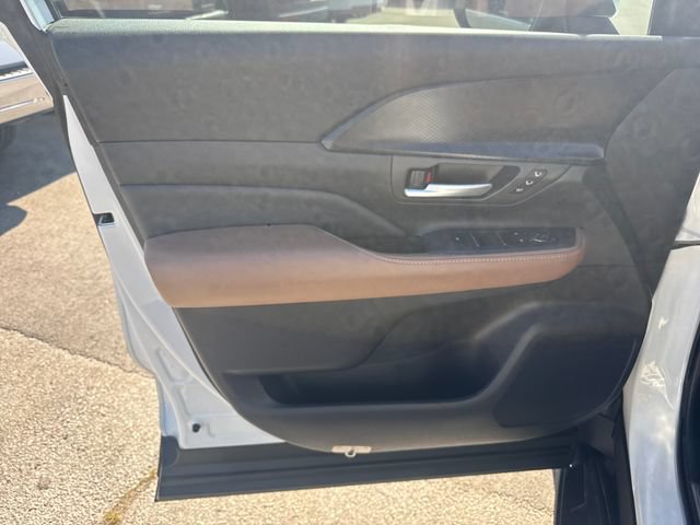 Used 2024 Toyota Grand Highlander AWD Hybrid image 12