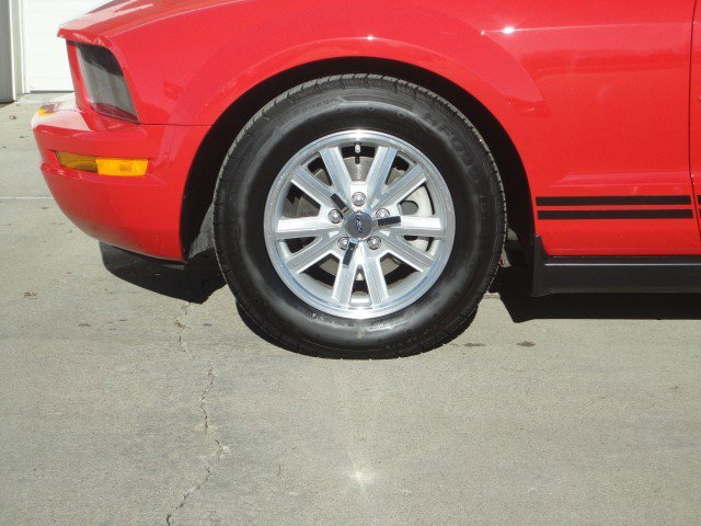 Used 2006 Ford Mustang Convertible image 2