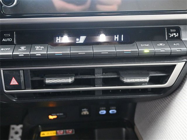 Used 2025 Toyota Camry SE w/ Convenience Package image 18