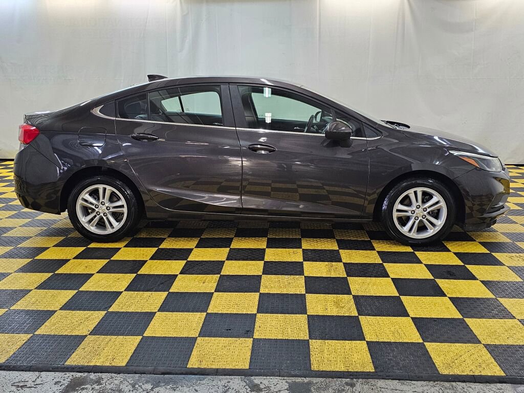 Used 2017 Chevrolet Cruze LT FWD image 2