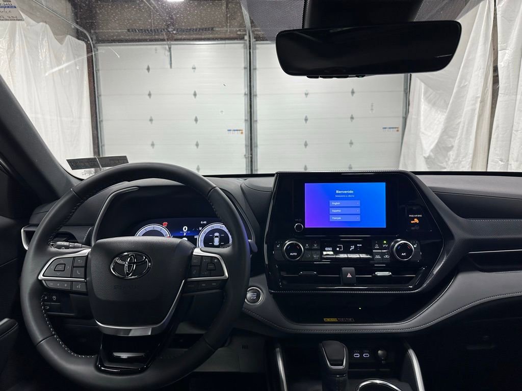 Used 2025 Toyota Highlander XSE AWD/4WD image 16