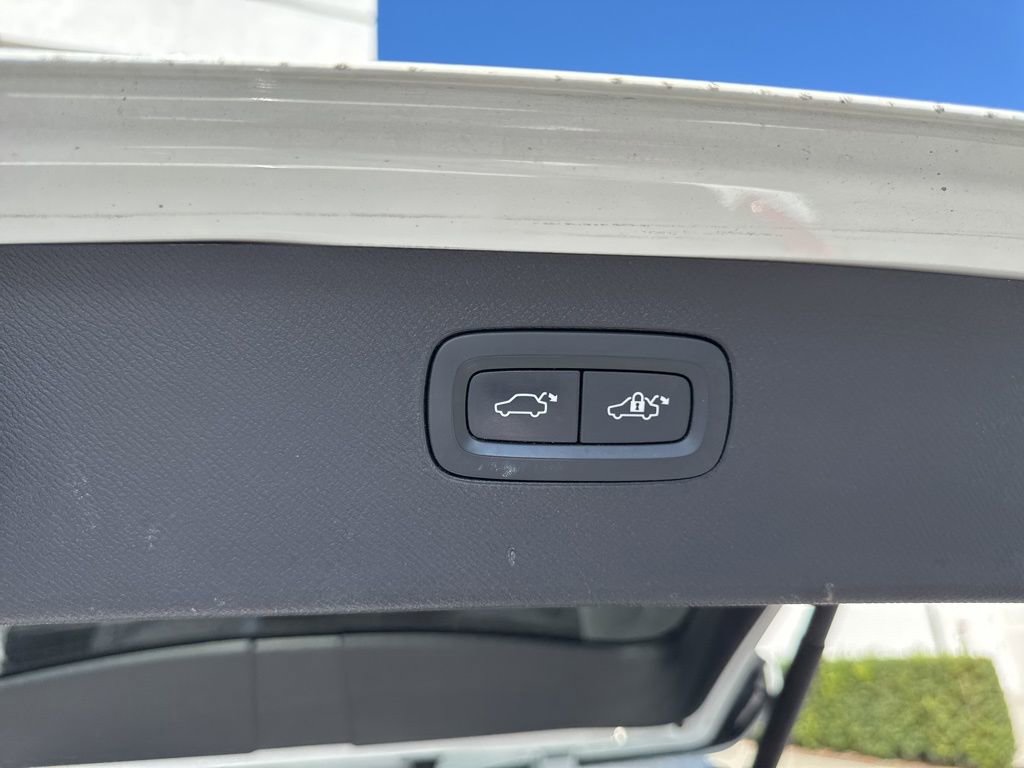Used 2021 Volvo XC90 T6 Momentum w/ Protection Package Premier image 29