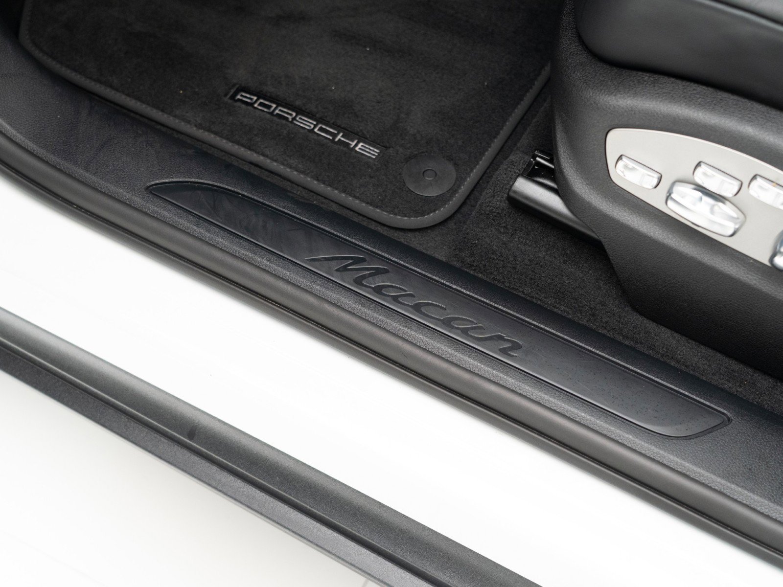 Certified 2025 Porsche Macan AWD/4WD image 14