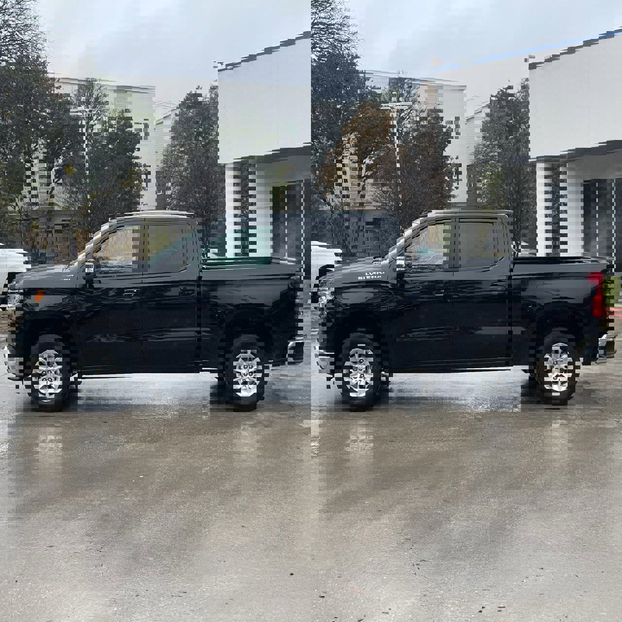 Used 2025 Chevrolet Silverado 1500 LT image 3