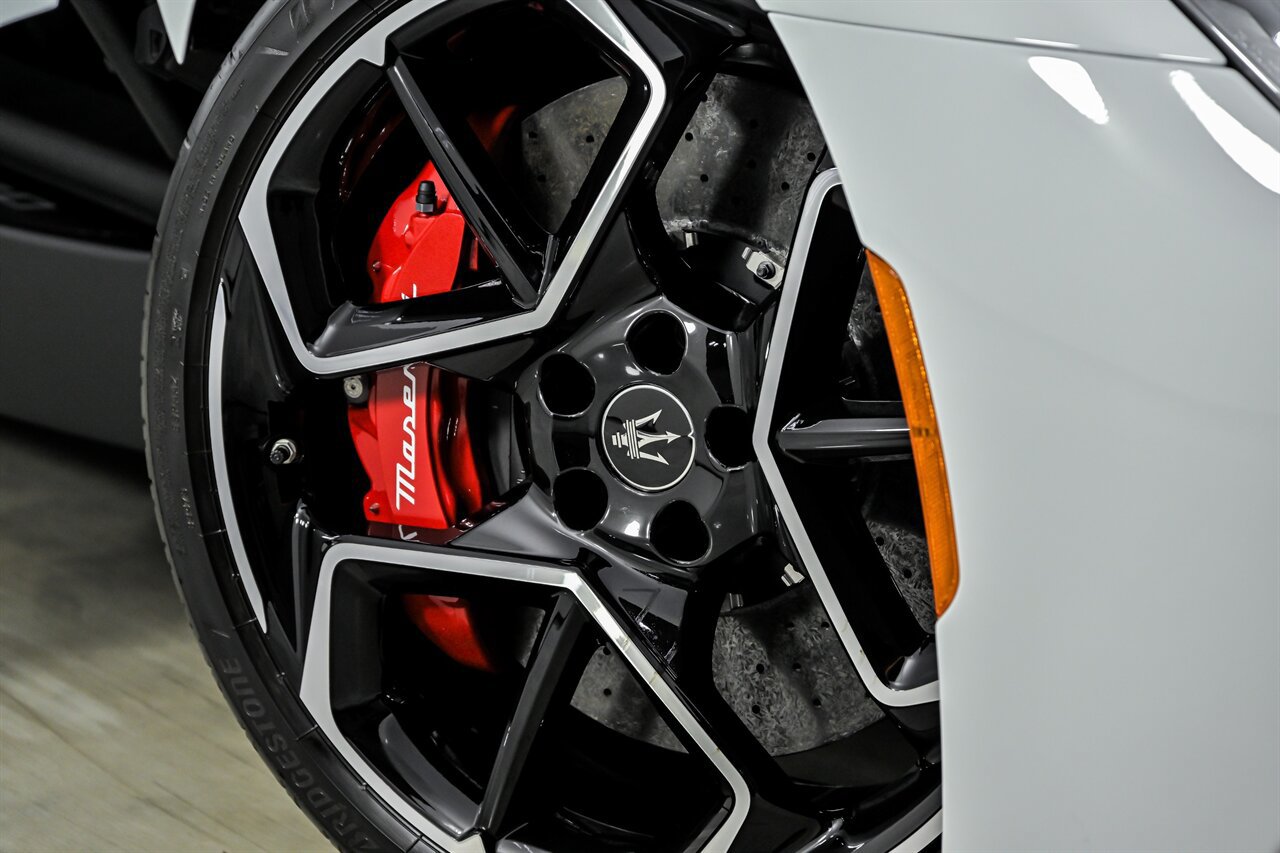 Used 2023 Maserati MC20 Coupe RWD image 3