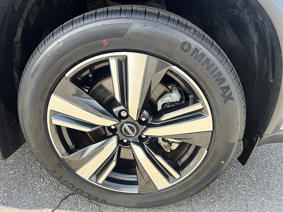 Certified 2025 Nissan Rogue SL w/ Tech Package FWD image 12