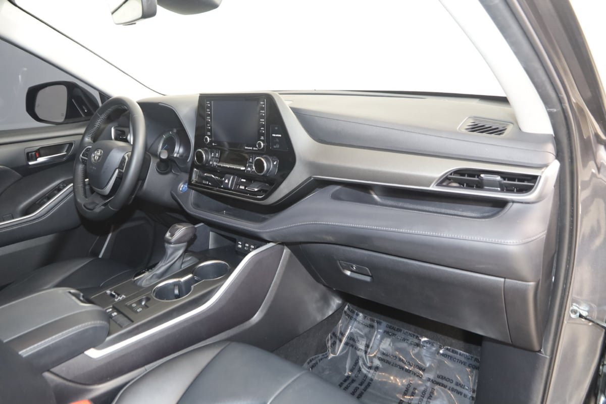 Used 2022 Toyota Highlander XLE FWD image 40