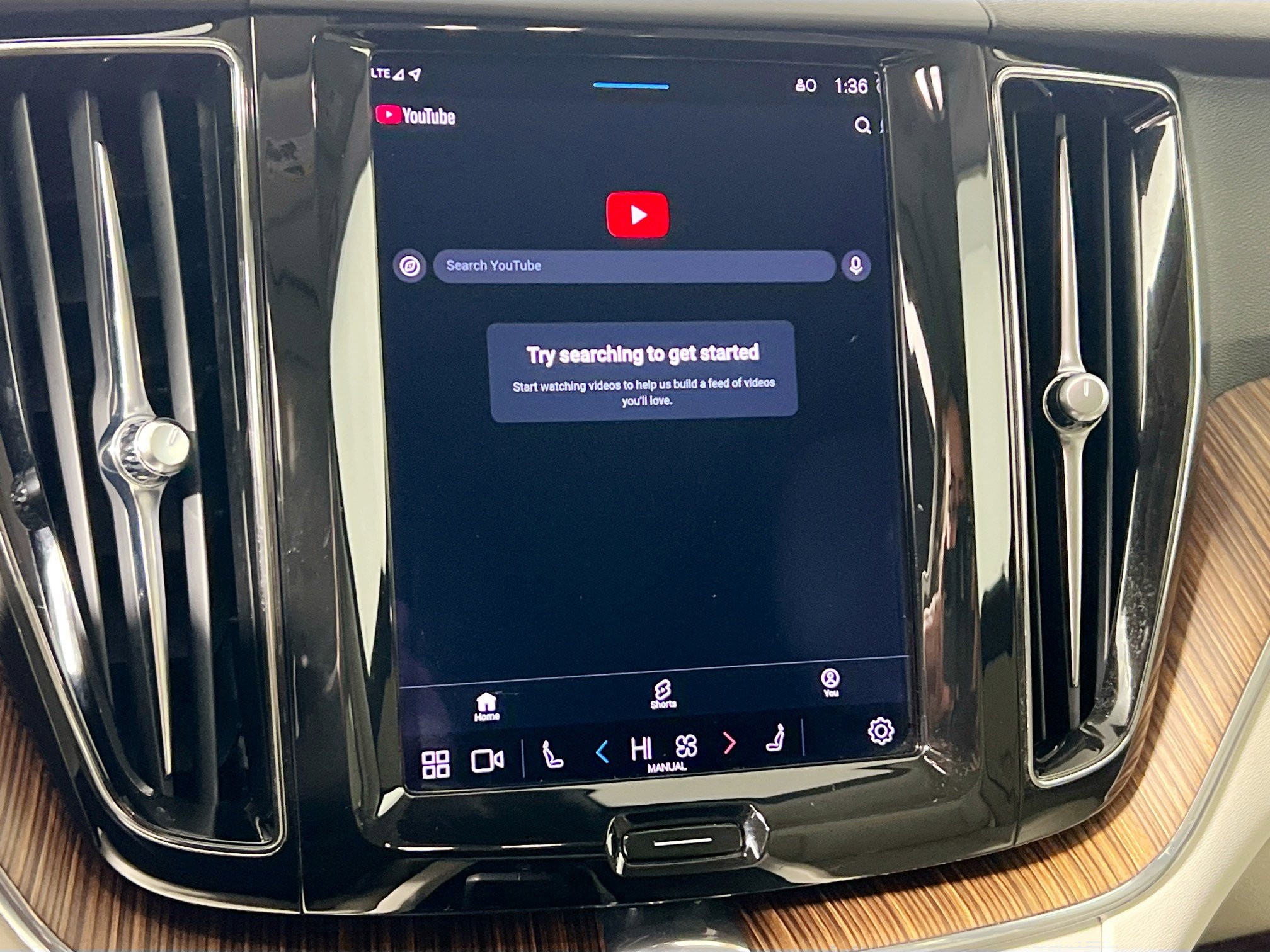 Used 2022 Volvo XC60 B5 Momentum image 28