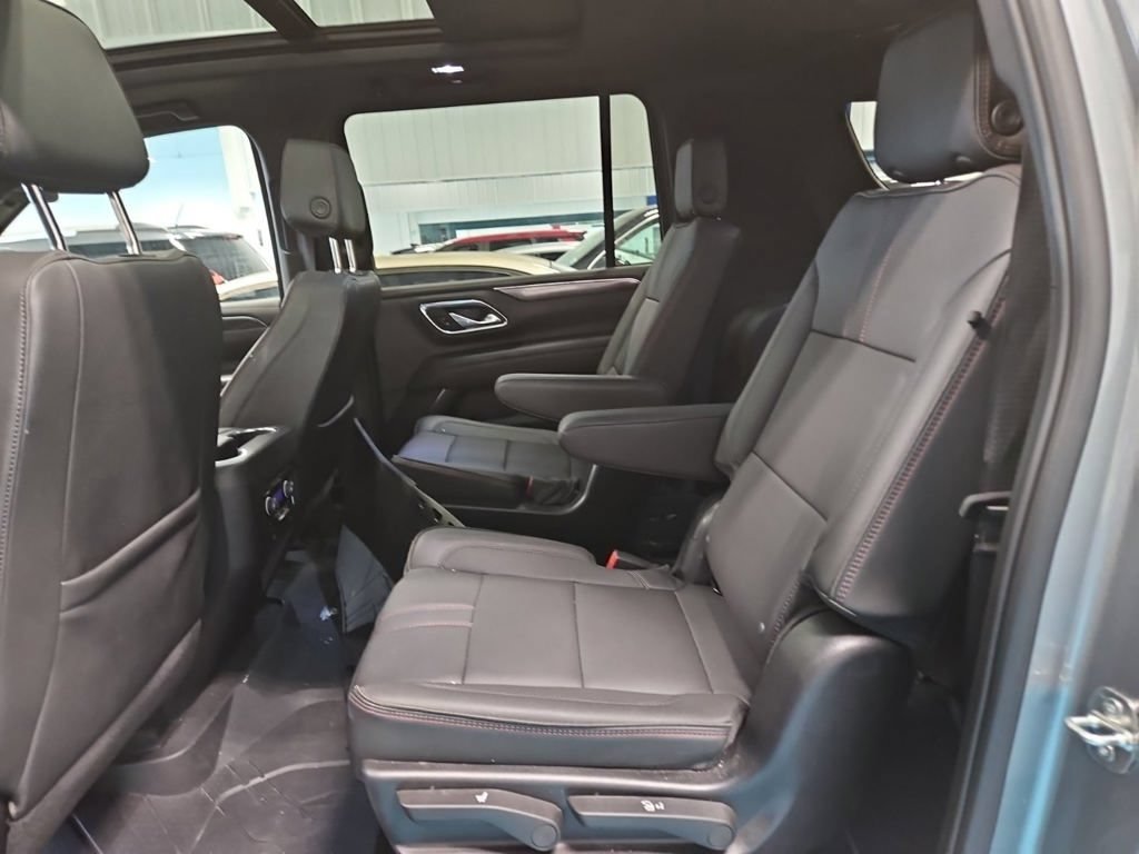 Used 2024 Chevrolet Suburban RST w/ Luxury Package AWD/4WD image 2