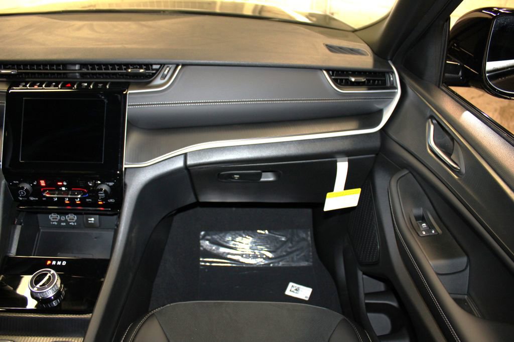 New 2025 Jeep Grand Cherokee Altitude image 29