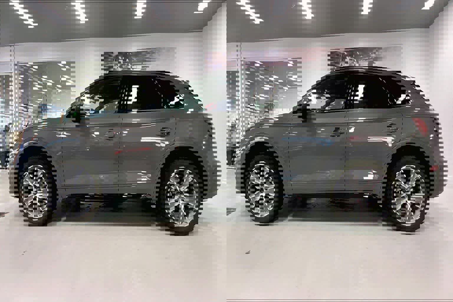 Certified 2025 Audi Q5 2.0T Premium w/ Convenience Plus Package image 3