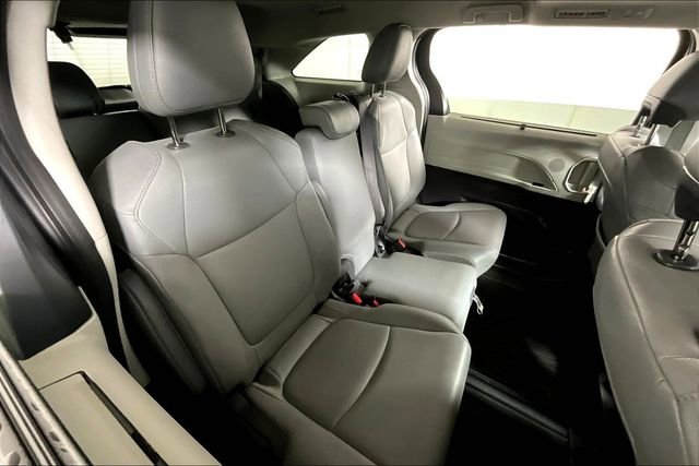Used 2021 Toyota Sienna XLE image 27