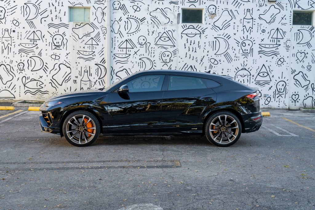 Used 2024 Lamborghini Urus S image 2