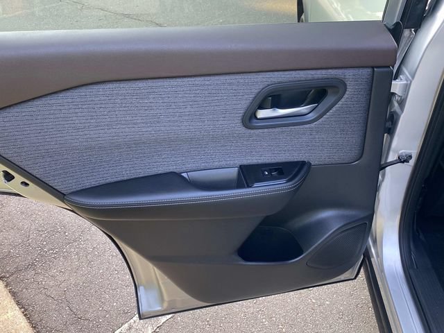 Used 2022 Nissan Rogue SV FWD image 9