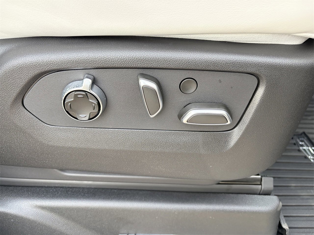 Certified 2026 Cadillac Escalade V w/ LPO, ONYX Package image 12